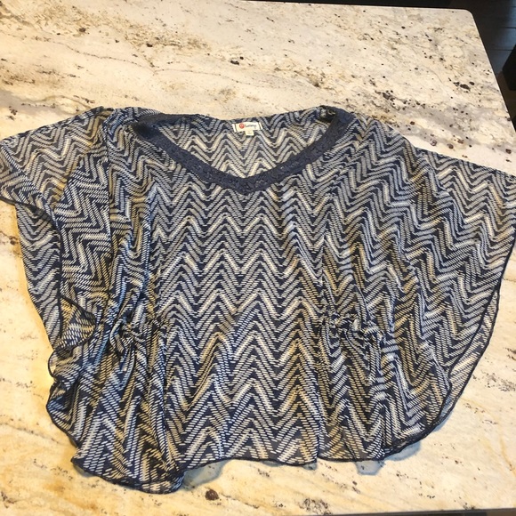 Olsenboye Tops - 💕Olsenboye. Blue and white patterned top. Size s